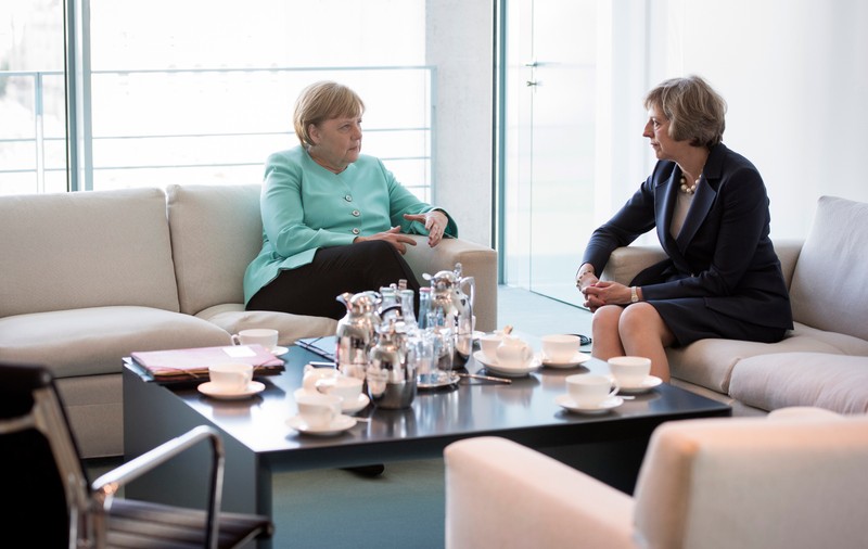Ce cadou i-a făcut Theresa May lui Merkel! Cancelarul german a împlinit duminică 62 de ani