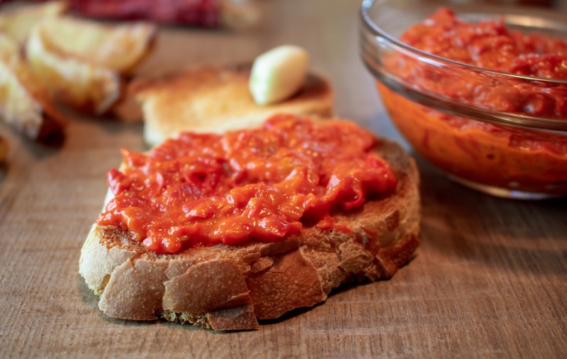 Ce este sosul Ajvar și cum se folosește. Rețetă de sos Ajvar 