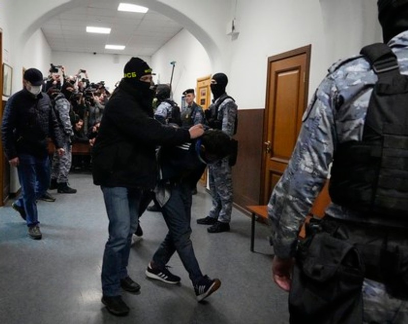 Doi suspecți în cazul atacului din Moscova, aduși la tribunal și inculpați. Amândoi au ochii învinețiți. Imagini cu ei pe banca acuzaților