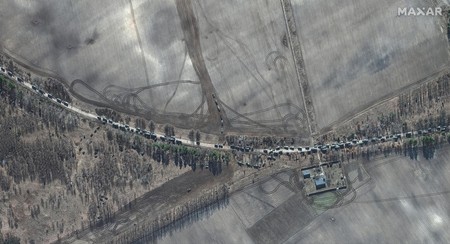 Imagine din satelit captată de Maxar Technologies, care surprinde convoiul militar al forțelor armate ruse, întins pe 27 de kilometri. Acesta se afla luni seara în apropierea capitalei, în dreptul Aeroportului Antonov. Foto: EPA