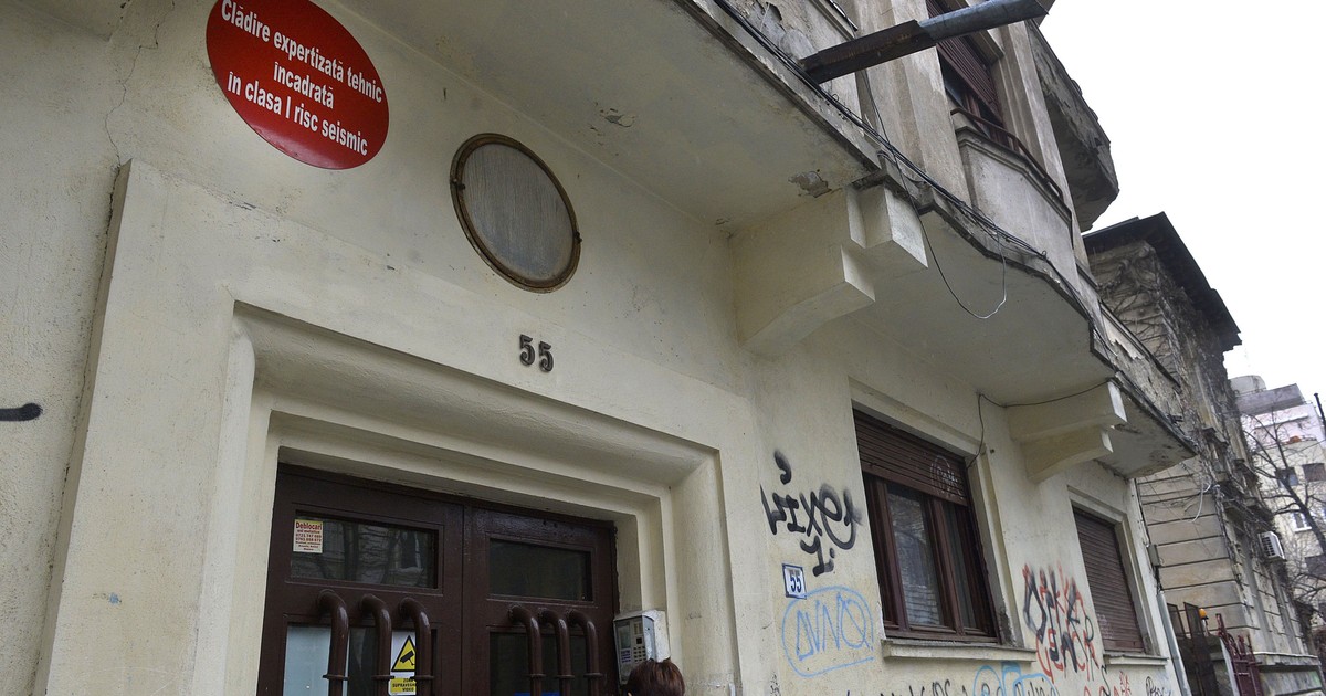 Mii de bucureșteni locuiesc în clădiri cu bulină roșie, care se pot prăbuși la un cutremur major. Foto: Hepta.ro