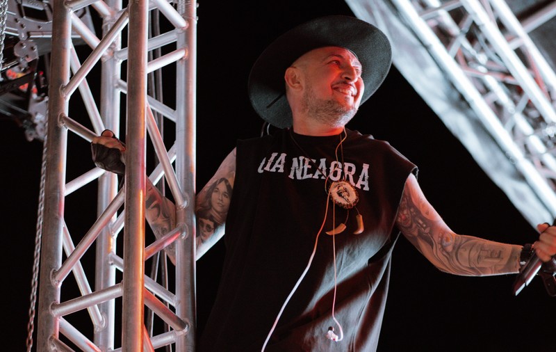 Motivul pentru care un artist român s-a urcat pe schelele scenei în timpul unui concert din Bucovina: „Pleci schimbat”
