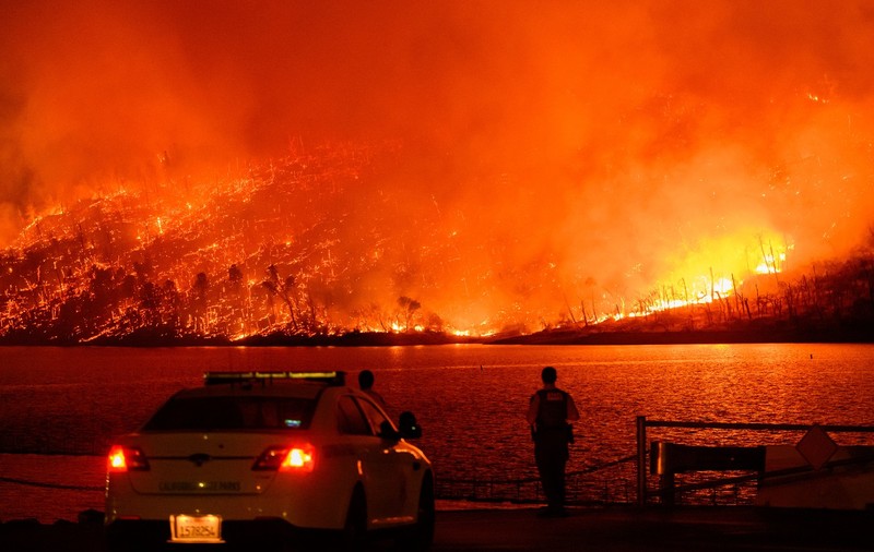 Peste 13.000 de persoane au fost evacuate din calea incendiului Thompson care pârjolește California de Nord