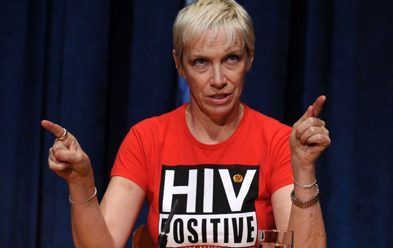 Annie Lennox explică de ce poartă un tricou pe care scrie 'HIV Positive' 