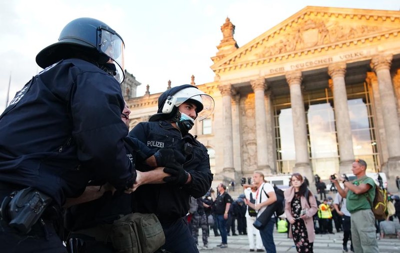 Poliția din Berlin a arestat 300 de participanți la protestele față de măsurile anti-COVID impuse în Germania