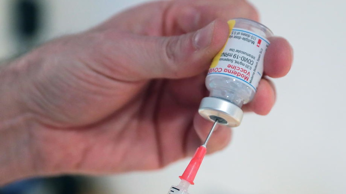 Dozele de vaccin anti-COVID-19 de la Moderna stau nefolosite în depozit. Explicațiile premierului