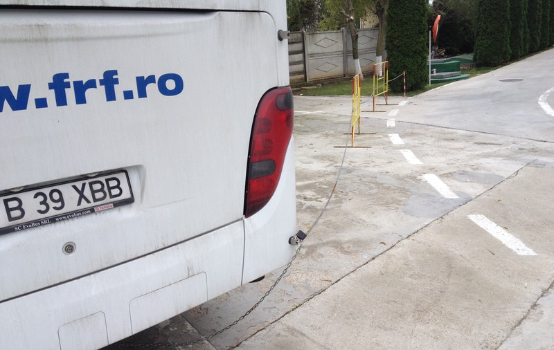FRF / La baza de la Mogoșoaia, oficialii au legat autocarul cu lanțul! 