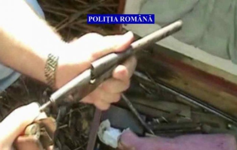 S-a trezit cu polițiștii acasă, după ce a tras cu arma de vânătoare. N-au venit degeaba