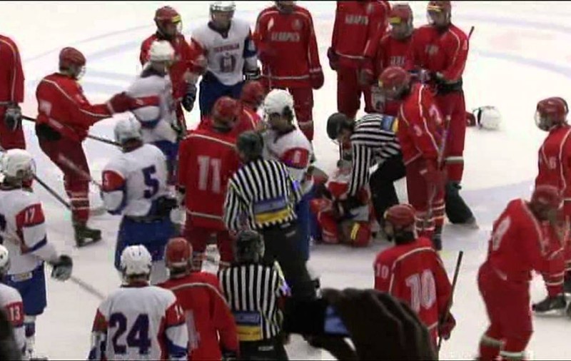 Cea mai mare bătaie la un meci de hochei pe gheață. A durat 10 minute și i-a despărțit doar Poliția. Nu e NHL!