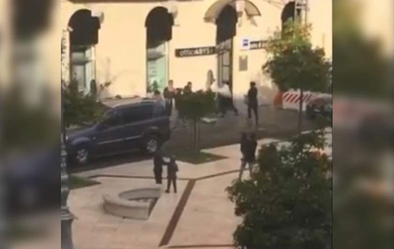 Un tânăr, bătut crunt de șase români într-o piață din Italia