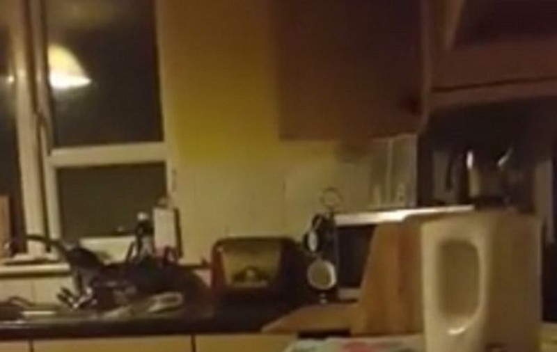 "Am o fantomă în bucătărie!". Imagini bizare surprinse de o femeie, în propria locuinţă | VIDEO