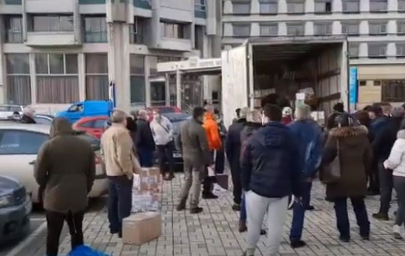 VIDEO | Zeci de argeșeni, la coadă pentru pachetele de Crăciun din Spania