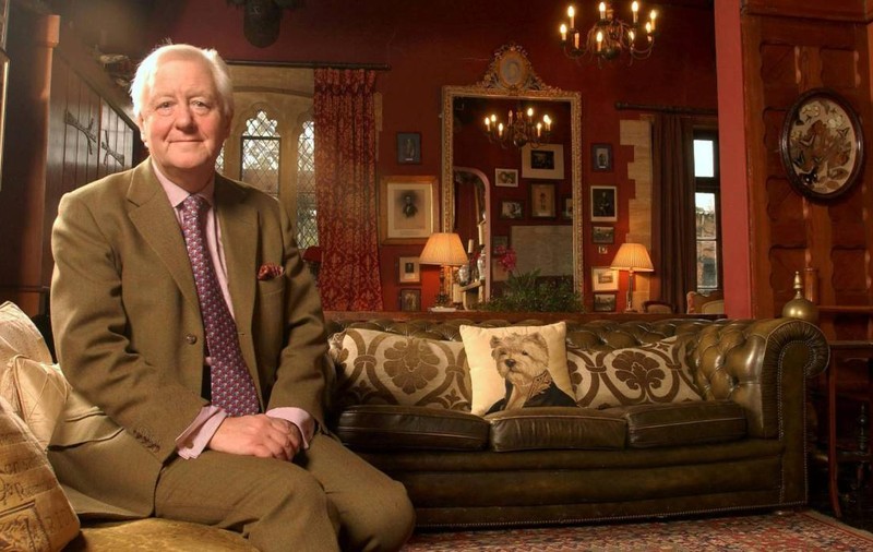 Un aristocrat britanic oferă 50.000 € pe an și castele pentru o soție: trebuie să-i facă doi fii și să știe să tragă cu arma. Lista de condiții este incredibilă