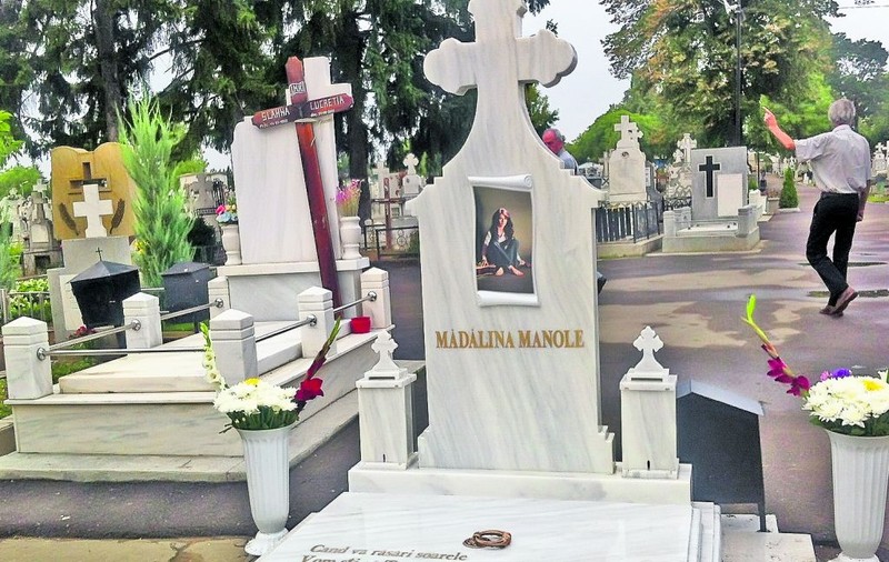 Tatăl Mădălinei Manole e de părere că ginerelui său i-a ajuns cuţitul la os: «Fata mea are, în sfârşit, un mormânt normal» 