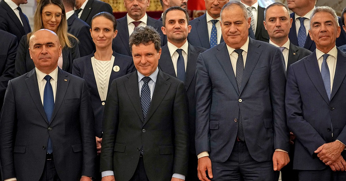 Membrii Guvernului condus de premierul Ilie Bolojan pozeaza dupa ce au depus juramantul de investitura, in fata presedintelui Nicusor Dan (C), intr-o ceremonie desfasurata la Palatul Cotroceni, luni, 23 iunie 2025. ANDREEA ALEXANDRU/ MEDIAFAX FOTO