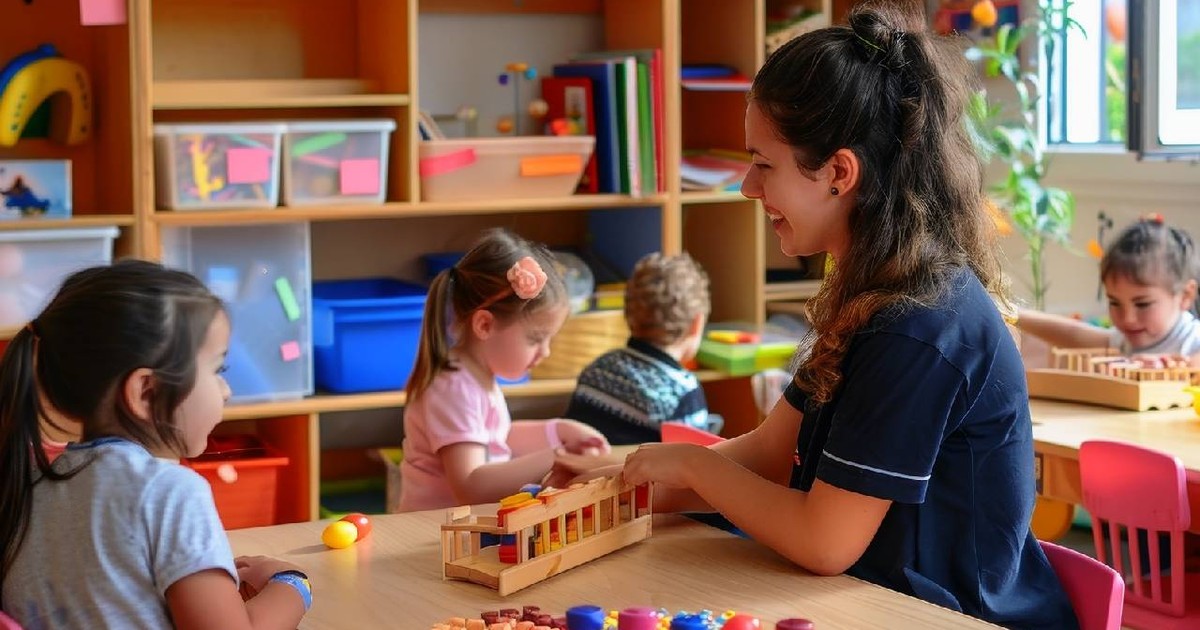 o educatoare se joacă cu copii la o grădiniță și zâmbește larg