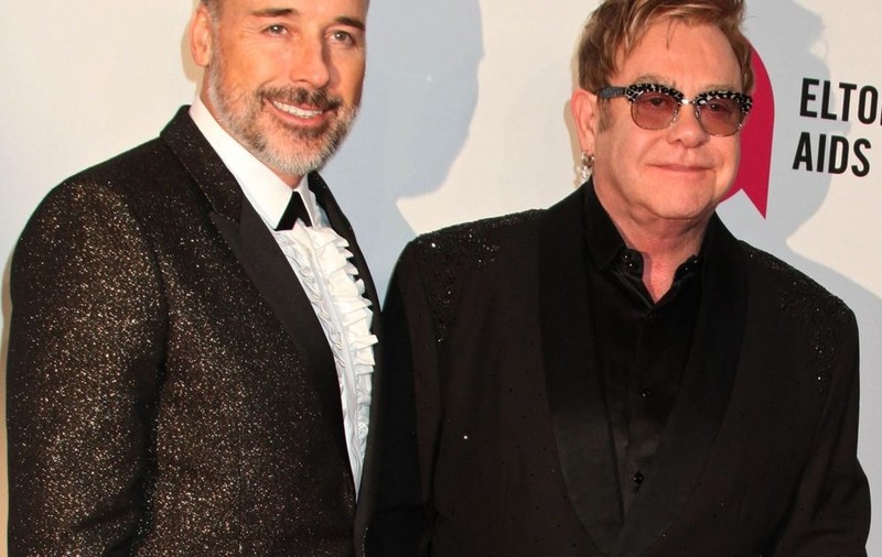 Elton John se căsătorește cu iubitul lui