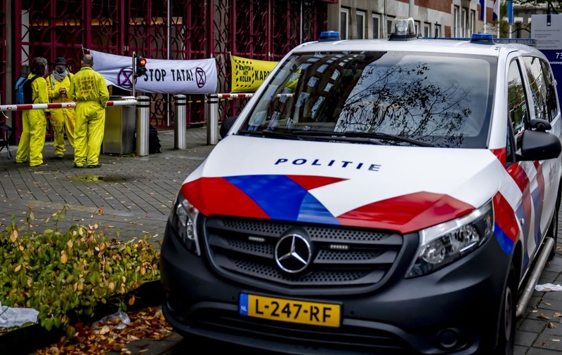 Mașina unui cântăreț olandez, furată cu cei trei copii ai săi înăuntru. Autorul, arestat în Belgia