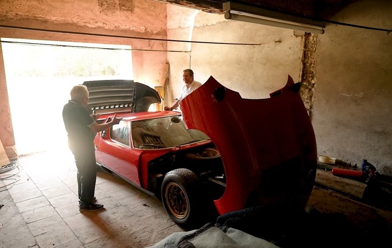 Primul model de supercar din istorie, „uitat” într-un garaj de 20 de ani, a fost scos la vânzare. Cât costă mașina fabricată acum 53 de ani