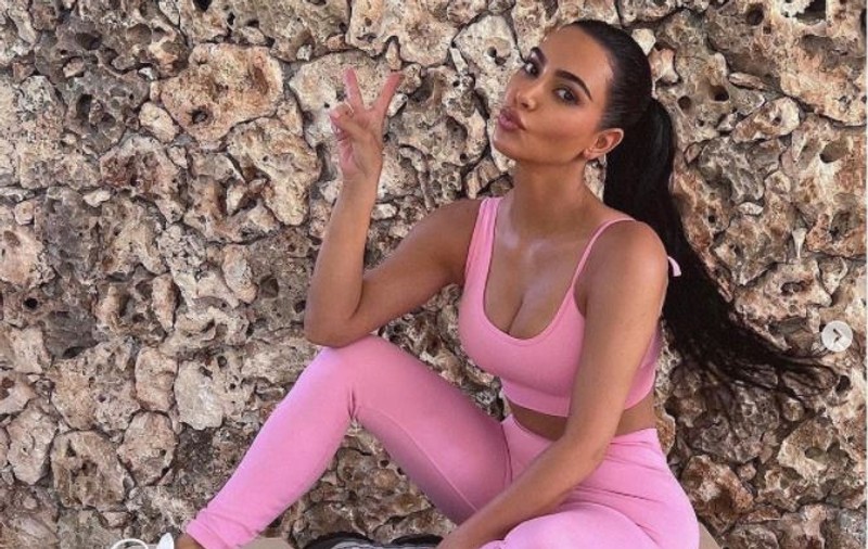 Imagini din vila de lux a lui Kim Kardashian. Are teren de baschet, sală de fitness și o grădină imensă