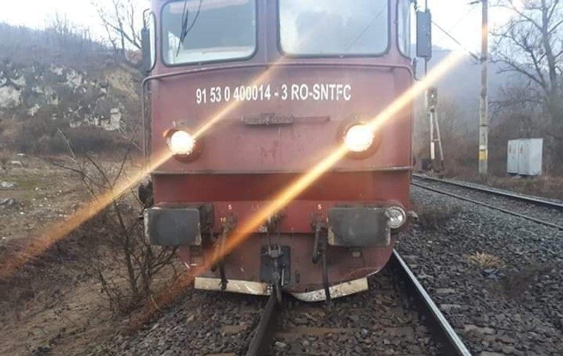 Locomotiva unui tren Regio a deraiat, în județul Brașov. Circulația feroviară se desfășoară pe un singur fir