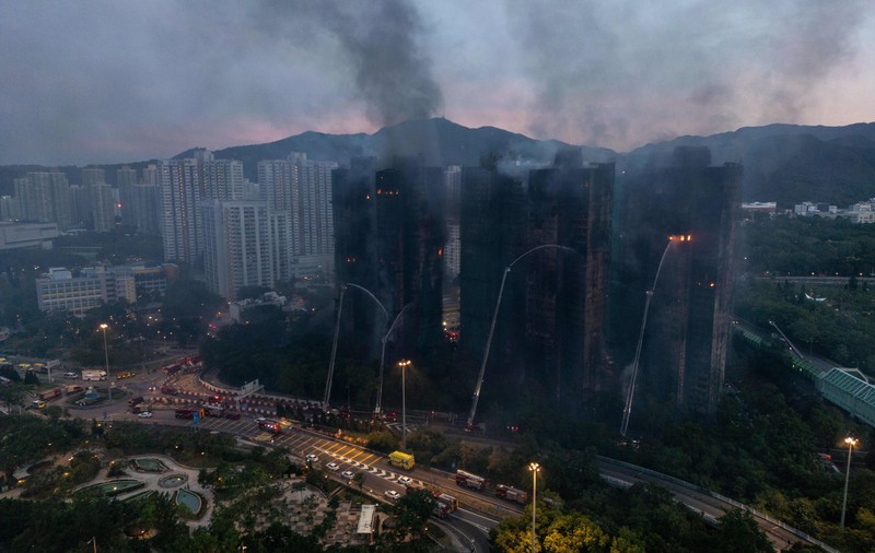 Trei bărbați au fost arestați după incendiul din blocurile turn din Hong Kong. Focul s-a răspândit într-un mod „neobișnuit”