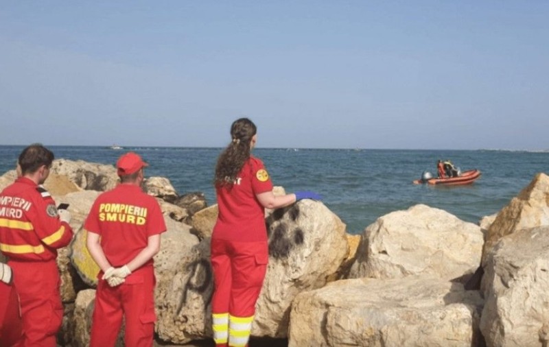 Un turist din staţiunea Jupiter, care şi-a salvat copilul de la înec, căutat în mare de scafandri. Un bărbat de 66 de ani s-a înecat la 2 Mai