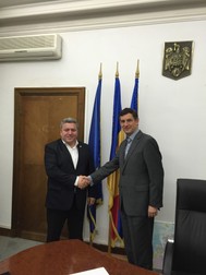 Senatorul Haralambie Vochiţoiu (stânga) şi ministrul Grigore Borc la discuțiile care au vizat și planul de salvare a Combinatului Energetic Hunedoara (CEH)