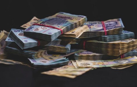 BNR a tipărit peste 1.200 de tone de bani noi, echivalentul a 600 de camioane. Ce a însemnat denominarea leului