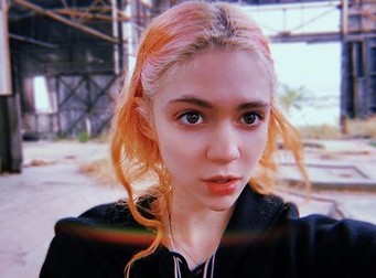 Grimes a anunțat pe Instagram că e gravidă și are o sarcină cu probleme