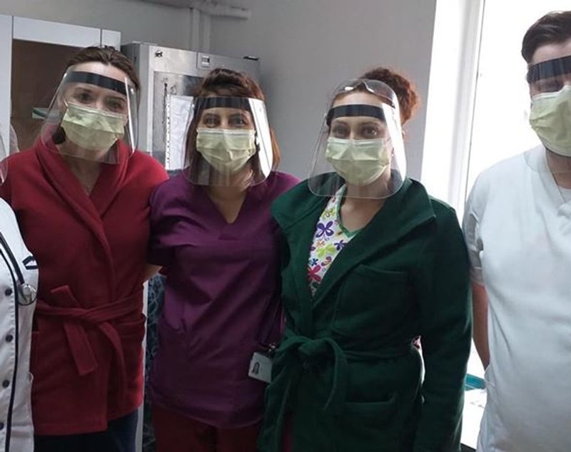 Tinerii din Oradea care fac viziere pentru medici. „Cea mai bună metodă antiplictiseală”