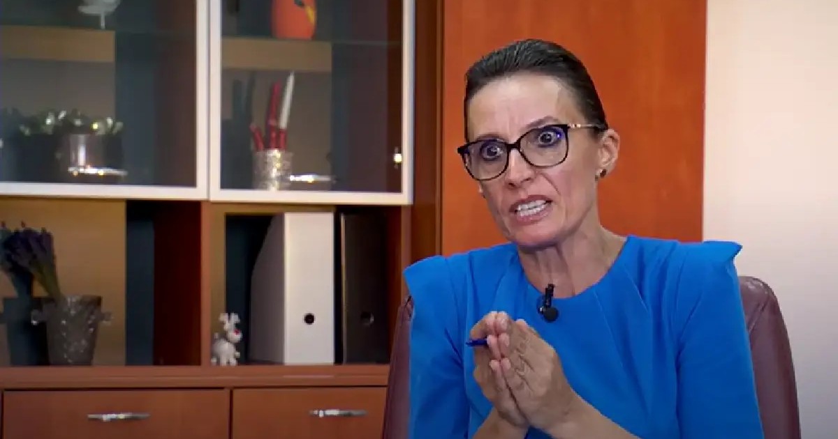 Șefa CSM, Elena Costache, îmbrăcată într-o bluză albastră, gesticulând