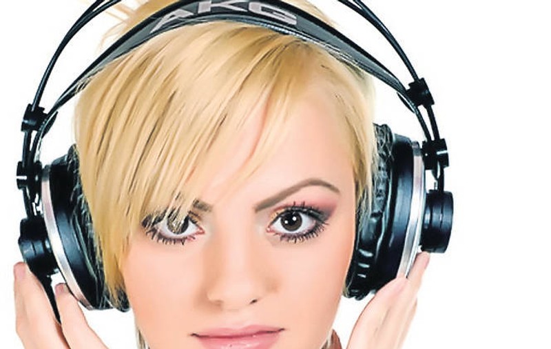 ALEXANDRA STAN, DISPERATĂ SĂ URCE pe SCENĂ, deși MEDICII i-au INTERZIS! Vezi ce vrea să facă SOLISTA!