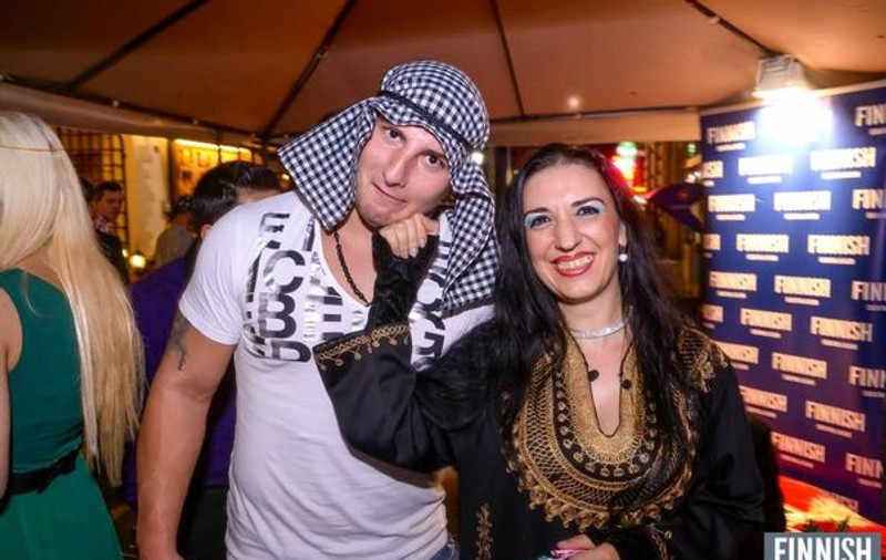 Un celebru luptător de K-1, făcut KO de dansatoarele orientale în Centrul Vechi