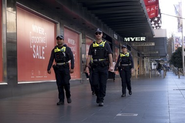 Poliția din Melbourne patrulează pe străzile orașului după impunerea carantinei FOTO:(AAP Image/Luis Ascui)/HEPTA