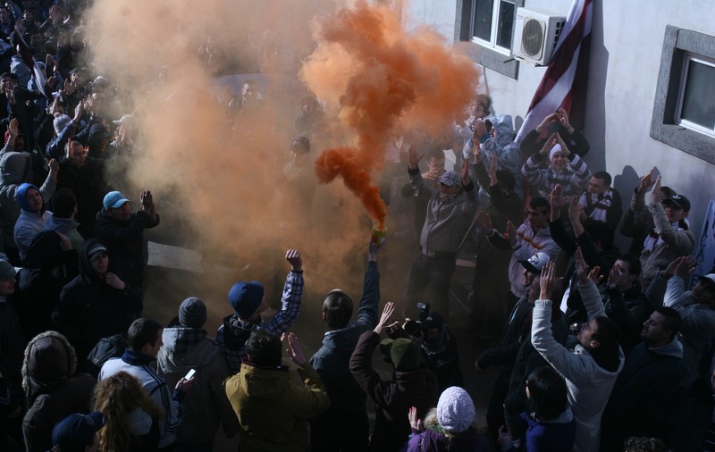 Sportnews a refăcut scenele de război dintre fanii rapidiști. Tribuna a II-a: ”Au venit pregătiți cu pistoale, bâte și săbii. Am predat la Poliție patru tuburi de cartușe. Un băiat a fost împușcat în picior”. Peluza: ”Au aruncat cu borduri în noi. Ne-au spart parbrizele”