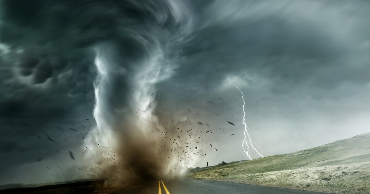 Tornada- ceste o tornadă- O tornadă mătură o stradă din Islanda, în itmp ce pe un camp de alături de vad fulgere