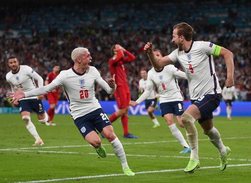 Bucuria lui Harry Kane (dreapta)