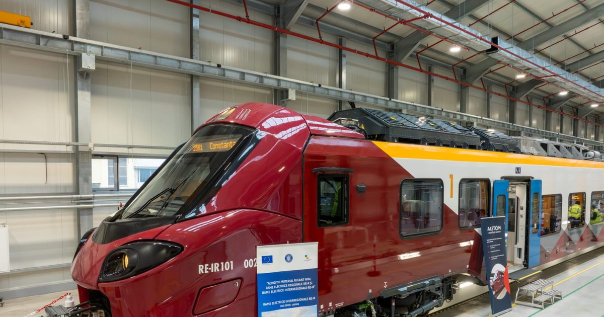 Un tren rosu
