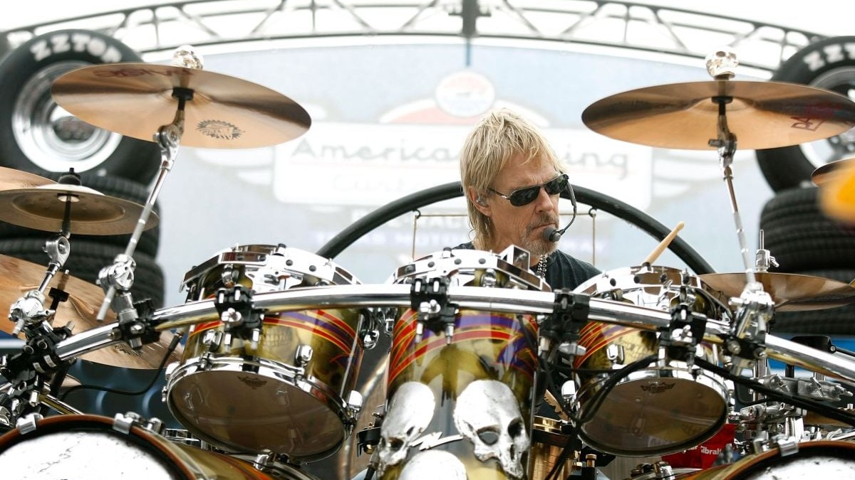 Bateristul Frank Beard, de la trupa ZZ Top, cântă în cadrul cursei Dickies 500 din seria NASCAR Sprint Cup la Texas Motor Speedway, pe 8 noiembrie 2009, în Fort Worth, Texas