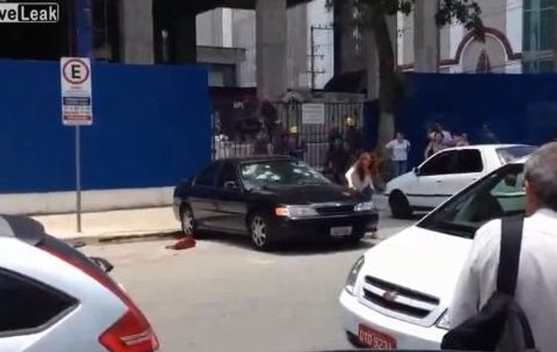 Te pui cu nebuna? O femeie înşelată i-a făcut praf maşina soţului infidel! | VIDEO