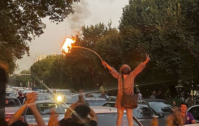 Mărturiile femeilor din Iran stabilite în România despre abuzurile poliției morale: „M-au băgat în dubă pentru că purtam pantaloni scurți”