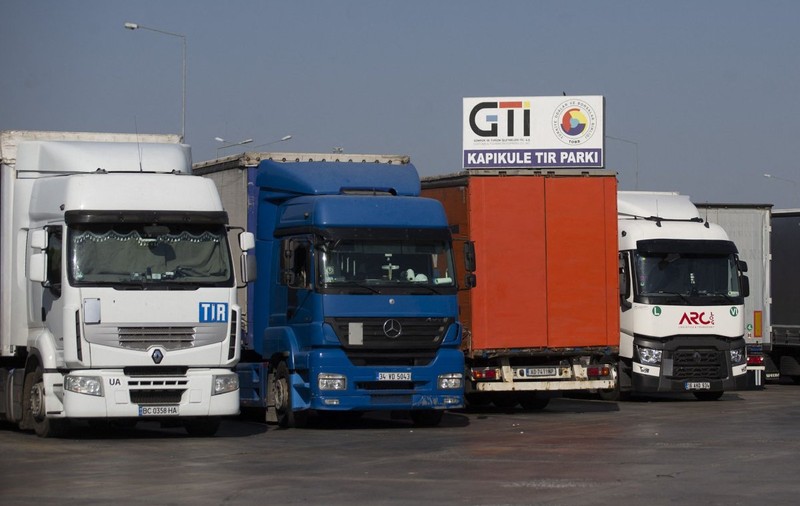 O lege europeană îi nemulțumește șoferii români de TIR: “Banii câștigați s-ar putea înjumătăți”