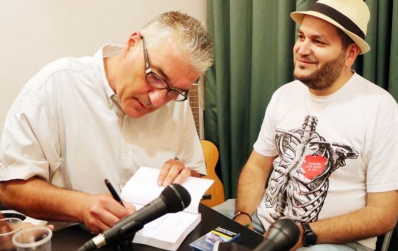 Omul care aduce cartea e Adrian Dobre! Tocmai a lansat ”La masa presei - memoriile unui jurnalist sportiv”. Amintirile mele cu ”Adrain”