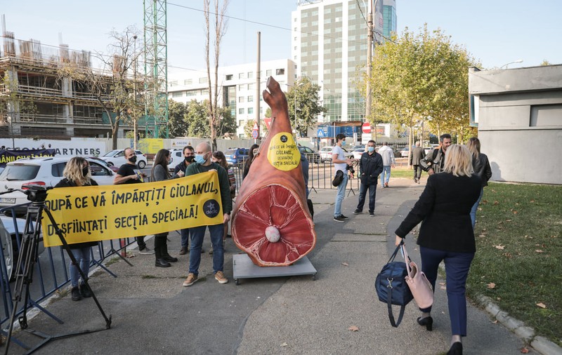 Protest la Congresul PNL. Declic: „După ce vă împărţiţi ciolanul, desfiinţaţi Secţia Specială”