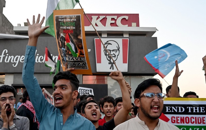 Proteste masive împotriva lanțului de fast-food KFC, pentru că „este un simbol al Statelor Unite”: un om a fost ucis în Pakistan I VIDEO
