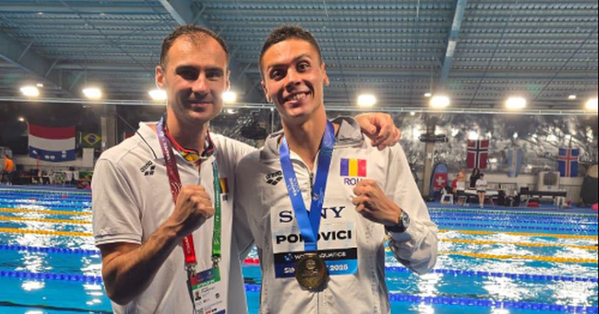 Dragoş Luscan îl ține de umăr pe David Popovicipe marginea bazinului, după ce sportivul a obținut aurul mondial în proba de 100 metri liber, iulie 2025