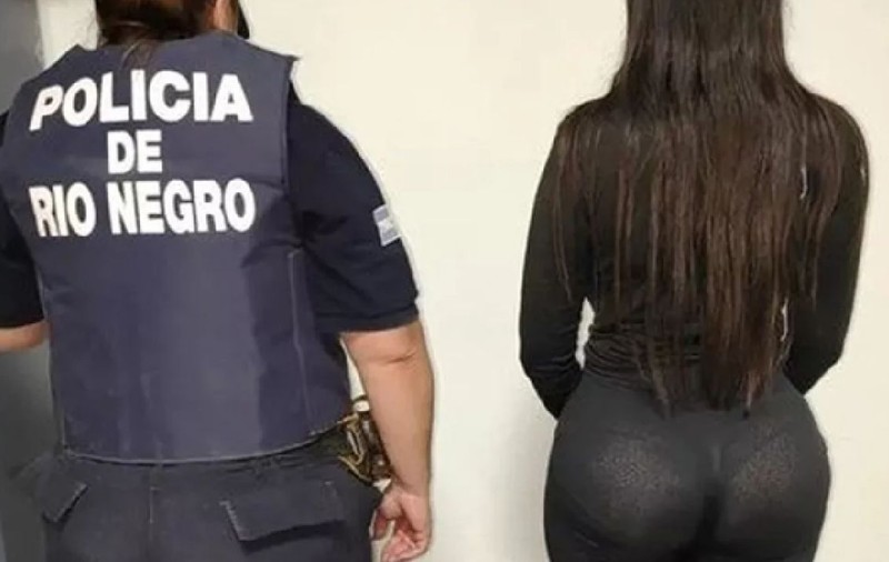 O fotografie bizară din momentul arestării arată suspecta de escrocherie etalându-și posteriorul: „Văduva Neagră a drogat și jefuit bărbați”