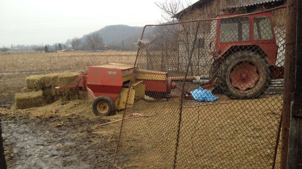 Un tânăr a murit strivit de un utilaj în județul Argeș. Moartea suspectă, investigată de polițiști