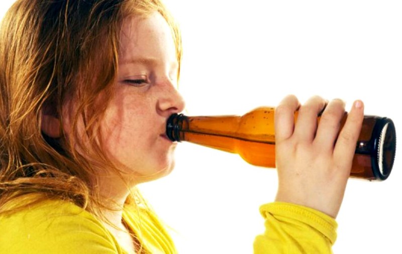 Comercializarea băuturilor alcoolice minorilor, în magazine, sancţionată cu amendă de până la 6.000 de lei şi închiderea unităţilor. Proiect depus în Parlament